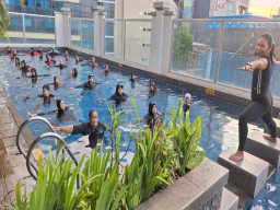 Relaksasi Aqua Yoga Kegiatan Positif Saat Weekend di Swiss-Belinn Tunjungan Surabaya