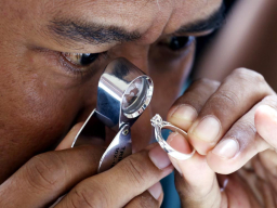 Jurnalis kota Surabaya menjajal cara cek keaslian berlian disela peresmian gerai Frank n Co, di Ciputra World Surabaya, Selasa (08/7/2025). Foto: Ali Masduki/Ayojatim
