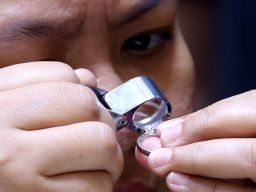 Jurnalis kota Surabaya tampak serius ketika menjajal cara cek keaslian berlian disela peresmian gerai Frank n Co