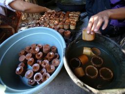 Gula aren tradisional dikemas menggunakan daun pisang kering