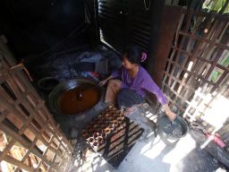 Nira aren yang telah dipetik kemudian diproses dengan cara dipanaskan di atas wajan selama beberapa jam