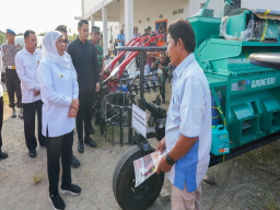 Gubernur Khofifah Serahkan Alsintan ke 15 Gapoktan di Tuban, Perkuat Sentra Pangan Strategis Jawa Timur