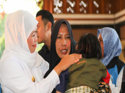 Salurkan Bansos Rp6,53 Miliar di Tuban, Gubernur Khofifah: Mohon Jangan Dipakai Judol