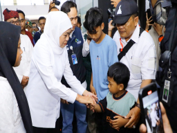 Diwarnai Tangis Haru, Gubernur Khofifah Serahkan Santunan Ahli Waris Keluarga Korban KMP Tunu Pratama Jaya