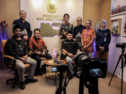 Ketua Komisi Pemilihan Umum (KPU) RI, Mochammad Afifuddin (tiga kiri) didampingi Ketua KPU Jatim Aang Kunaifi (dua kiri), serta para komisioner dan seluruh jajaran Sekretariat KPU Jatim. Saat berada di ruang podcast . Foto: Robertus Risky/Ayo Jatim