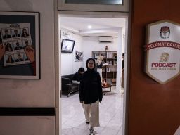 Pengunjung melihat ruang podcast, usai peluncuran di KPU Jatim, Surabaya. Foto Robertus Risky/Ayo Jatim