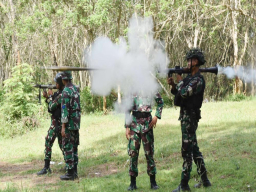 Asah Naluri Tempur, Yonif 5 Marinir Gelar Latihan Menembak Senbanif di Malang