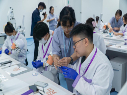 Siswa SMA Surabaya Rasakan Serunya Menjadi Dokter Gigi di Petradent Discovery Camp