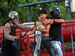 Polisi mengamankan salah satu demonstran ketika aksi di depan Markas Kepolisian Resor Kota Besar (Polrestabes) Surabaya berakhir ricuh pada Sabtu (30/08/2025). Foto: Iffan Maulana/Ayojatim