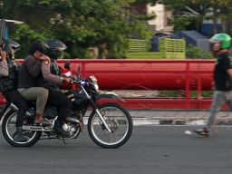 Polisi mengamankan salah satu demonstran ketika aksi di depan Polrestabes Surabaya yang berakhir ricuh pada Sabtu (30/08/2025). Foto: Iffan Maulana/Ayojatim