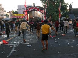 Akibat aksi demo Polrestabes Surabaya yang berujung ricuh ini, sejumlah kendaraan pribadi milik warga yang berada di sekitar lokasi kejadian dilaporkan mengalami kerusakan.
