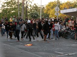 Upaya represif ini berhasil memukul mundur para demonstran ke arah kawasan Kota Tua dan Kya-Kya sekitar pukul 17.00 WIB.