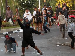 Hingga saat ini, belum ada keterangan resmi dari pihak kepolisian mengenai jumlah kerugian materiel akibat insiden tersebut.