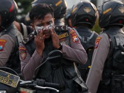 Polisi saat mengamankan jalanya demonstrasi di depan Polrestabes Surabaya yang berakhir ricuh pada Sabtu (30/08/2025). Foto: Iffan Maulana/Ayojatim