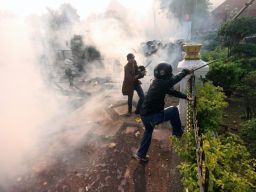 Massa yang terdiri dari pengemudi ojol dan warga sipil terlibat bentrok dengan aparat kepolisian yang berjaga di sekitar Jalan Gubernur Suryo