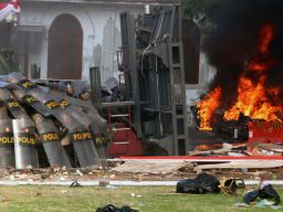 Para demonstran juga terpantau merusak fasilitas umum dan kendaraan pribadi di sekitar lokasi demonstrasi.