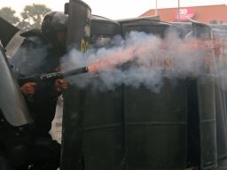 Polisi merespons dengan tembakan gas air mata dan mengerahkan water canon ke arah demonstran.
