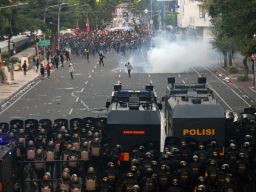 Sekitar pukul 17.00 WIB, aparat Brimob berhasil memecah massa ke arah Jalan Tunjungan, Balai Pemuda, dan Monumen Bambu Runcing.