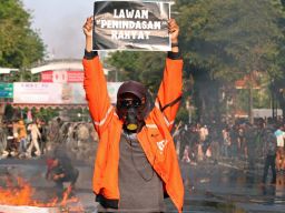 Aksi solidaritas untuk pengemudi ojek online (ojol), Affan Kurniawan, yang menjadi korban tabrak lari mobil Brimob, berujung ricuh di depan Gedung Negara Grahadi, Surabaya, pada Jumat, 29 Agustus 2025.