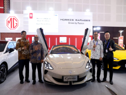 MG Hadir di GIIAS Surabaya 2025 dengan Debut Ikonik Cyberster Berwarna Modern Beige