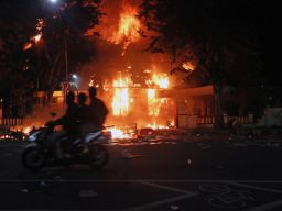 Api melalap Polsek Tegalsari pada Minggu (31/08/2025) dini hari. Foto: M Iffan Maulana/Ayojatim