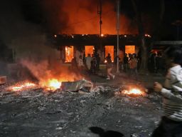 Massa membakar hampir seluruh bagian gedung Polsek Tegalsari. Kobaran api bahkan terlihat menjalar hingga ke langit-langit bangunan.