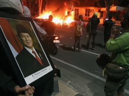 Foto Presiden diamankan saat Polsek Tegalsari dibakar massa pada Minggu (31/08/2025) dini hari. Foto: M Iffan Maulana/Ayojatim