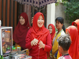 Meriahkan Lomba Agustusan, Senator Cantik ini Berbaur Bersama Warga dan Borong Dagangan UMKM