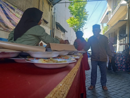Cerita Inspiratif dari Kota Pahlawan: Kepedulian Lewat Sepiring Lontong Sayur