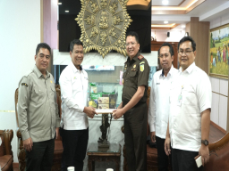 Ditjenbun dan PT SGN Kunjungi Kejati Jatim, Bahas Penertiban Distribusi Gula Rafinasi