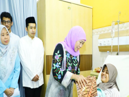 Empati Gubernur Khofifah, Besuk Korban Kecelakaan Bus Wisata di RS Bina Sehat, Doakan Kesembuhan dan Serahkan Santunan