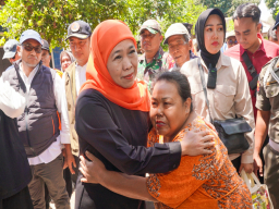 Gubernur Khofifah Serahkan Bantuan Bagi Warga Terdampak Gempa Situbondo