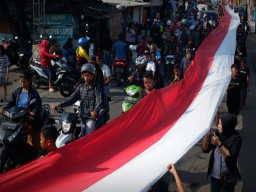 Perkuat Nasionalisme, Warga Sidoarjo Gelar Kirab Bendera 100 Meter untuk Pesan Damai dan Persatuan