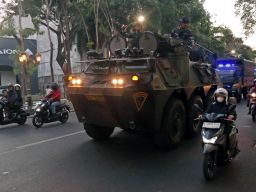 Panser Anoa melintas di jalan protokol kota Surabaya, Selasa (02/9/2025). TNI Angkatan Darat dan Angkatan Laut menggelar patroli bersama untuk menjaga keamanan dan ketertiban masyarakat. Foto: M Iffan Maulana/Ayojatim