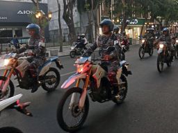 TNI Angkatan Darat dan Angkatan Laut menggelar patroli bersama untuk menjaga keamanan dan ketertiban masyarakat. Foto: M Iffan Maulana/Ayojatim