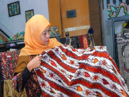 Hari Batik Nasional 2025, Gubernur Khofifah Kenalkan Karya Wastra Batik Gerbang Baru Nusantara