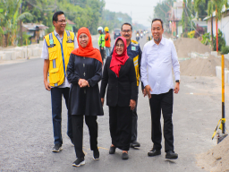 Gubernur Khofifah Tinjau Progres Proyek Strategis Provinsi Pelebaran Jalan Sugihwaras Magetan