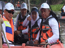 Bersama Gubernur Jatim, Komandan Brigif 2 Marinir Ikuti Susur Sungai Kali Brantas Surabaya