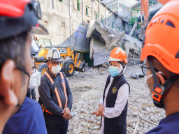 Gubernur Khofifah Tegaskan Komitmen Dampingi Hingga Seluruh Korban Musibah Ponpes Al Khoziny Tuntas Diidentifikasi