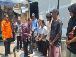 Bersama Rasiyo Anggota Komisi E, BPBD Jatim Serahkan Bantuan Material Perbaikan Rumah Terdampak Kebakaran di Surabaya