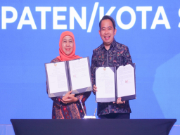 Gubernur Khofifah Bersama Kepala Daerah Se Jawa Timur Teken Nota Kesepakatan Restorative Justice dengan Kajati Jatim