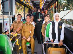 Kado Spesial Hari Jadi ke-80 Provinsi Jatim, Gubernur Khofifah Luncurkan Bus Trans Jatim Koridor VII Lamongan