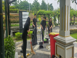 Peringati Hari Pahlawan, Hotel 88 Embong Malang Gelar “Aksi Nyata Untuk Tugu Pahlawan Bersih”