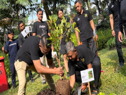 Rayakan Hari Pohon Sedunia, Hotel Santika Pandegiling Surabaya Ajak Tanam Pohon Kurangi Carbon Footprint