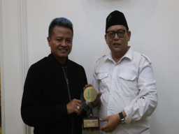 Kaji Beky, Wakil Bupati dan Crazy Rich Blitar Terima Penghargaan dari Forkom Jurnalis Nahdliyin