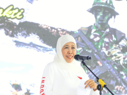 Gubernur Khofifah Hadiri Inagurasi Pasmar 2, Bersama TNI AL Tanam 1.000 Pohon dan Serahkan Bantuan Sosial untuk Warga