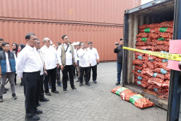 Polda Jatim Bongkar 72 Ton Bawang Bombai Impor Ilegal, Mentan Amran: Harus Ditindak Tegas!