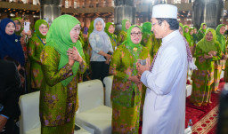 Khofifah dan Menag Nasaruddin Umar serta Men PPA Arifah bersama Ribuan Anggota Muslimat NU Semarakkan Isra' Mikraj