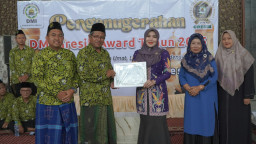 Lia Istifhama Dapat Anugerah  Senator Peduli Masjid dari DMI Gresik