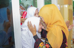 Disambut Hangat Santriwati dan Wali Santri, Gubernur Khofifah Hadiri Haflatul Imtihan Ponpes Putri Nurul Cholil